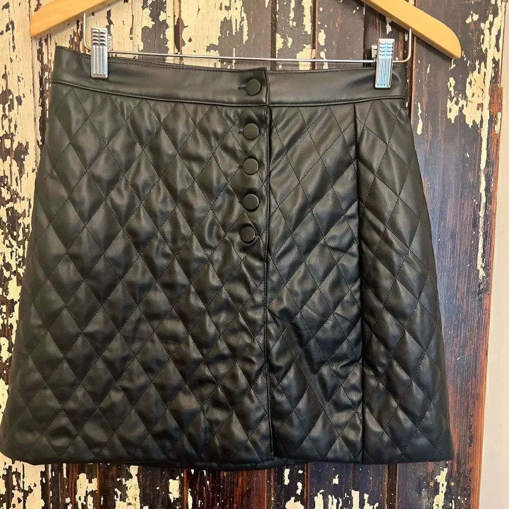 Women’s Entro Quilted front slit snap mini skirt. Size Medium. Faux Leather.